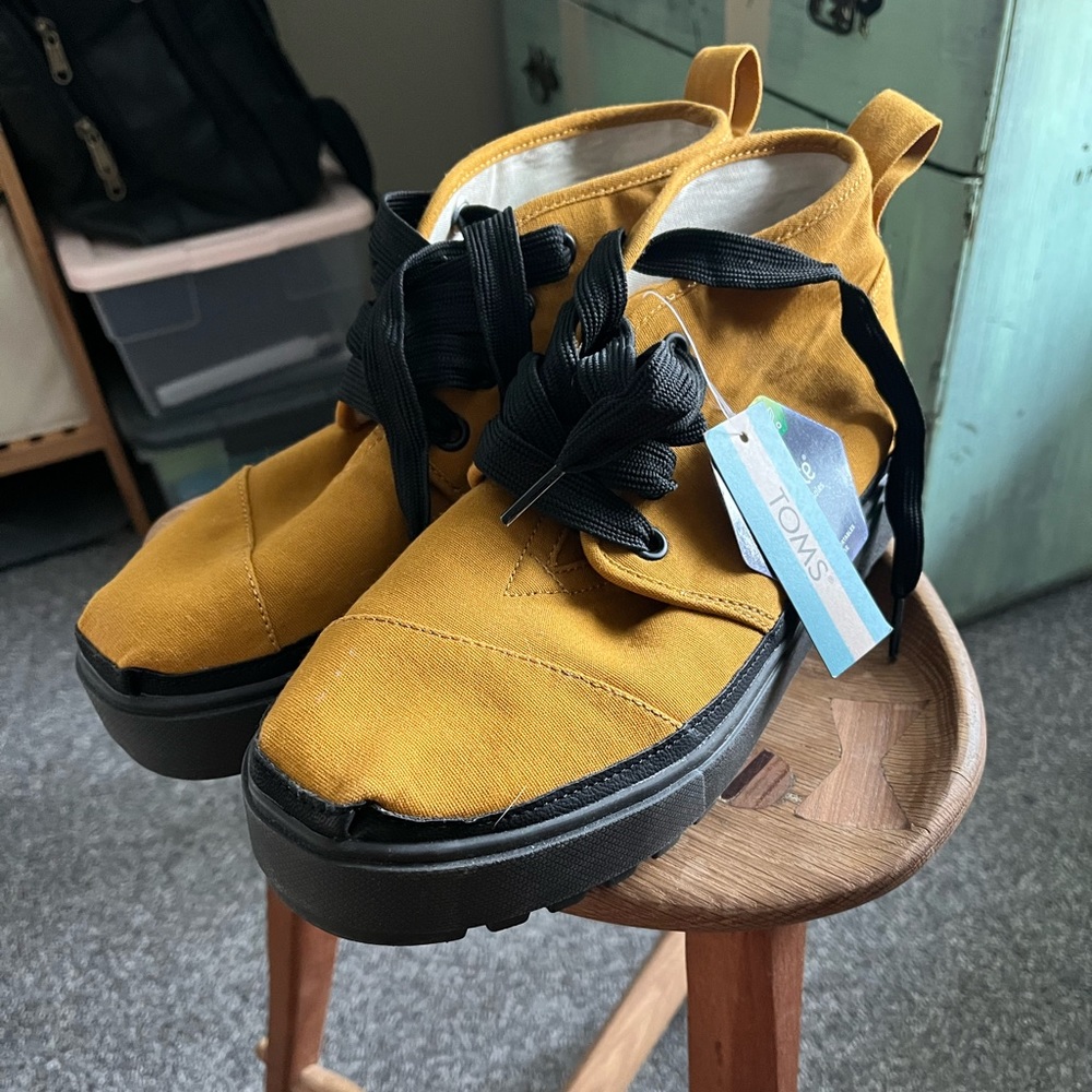 NWT Women's TOMS Botas Lug Platform
